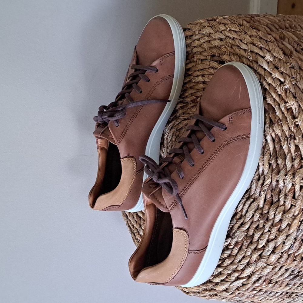 Ecco Mens Classic Brown Leather Casual/Athleisure Low Sneakers Cream Soles S-11‎
